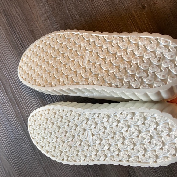 tory burch scallop sneaker